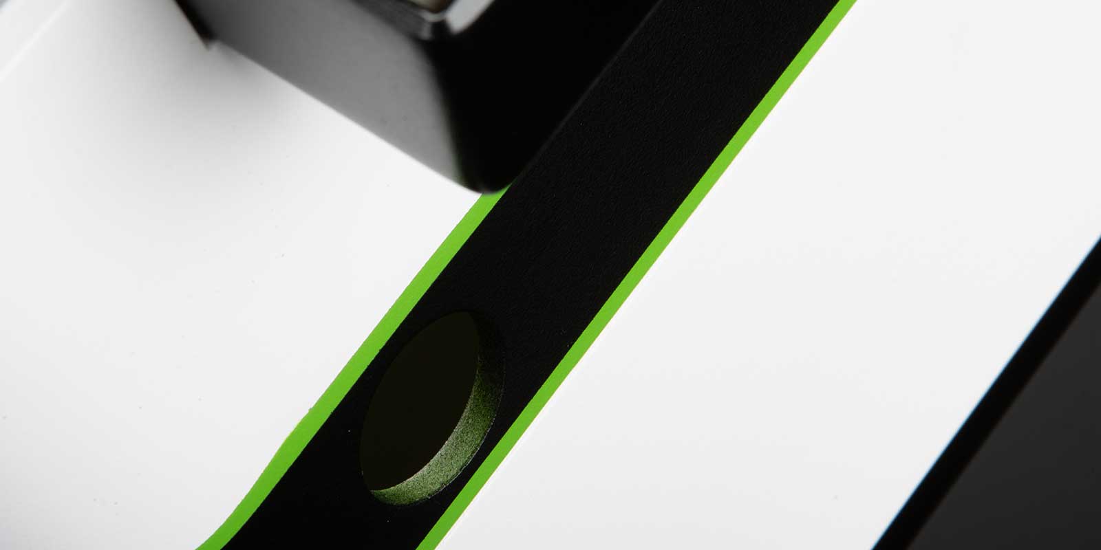 Gehäuse Veredlung durch Oberflaechenlackierung gruen schwarzer Dekor Zierstreifen von mentec®